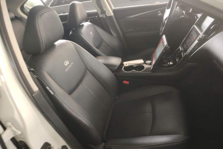 Used Infiniti Q50 2014 2.0T Comfort Edition
