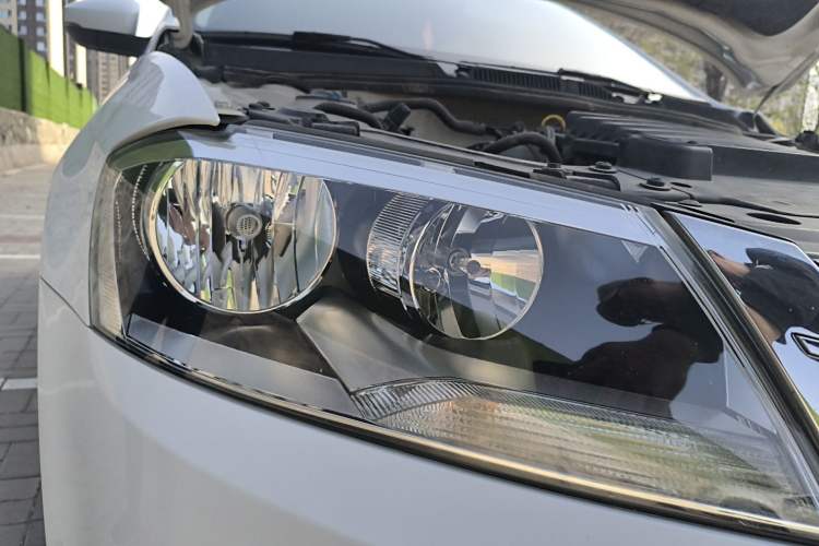 Used Volkswagen Gran Lavida 2013 1.6L Manual Fashion Model