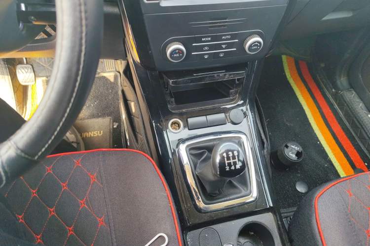 Used HYOSOW S3 2016 1.5L Manual Luxury Edition China IV Emission Standard Gear Lever