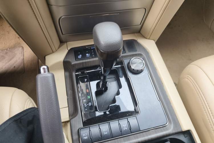 Used Toyota Land Cruiser 2015 4.0L V6 Middle East Low-Trim Version Gear Lever