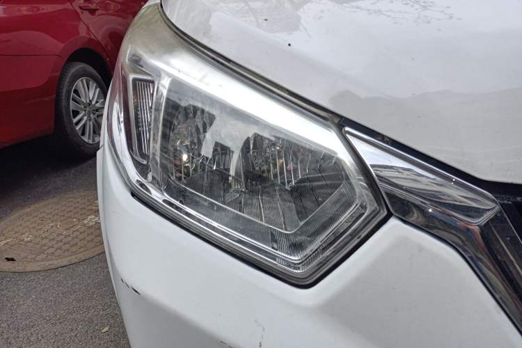 Used Venucia R50 2015 1.6L Automatic Fashion Edition
