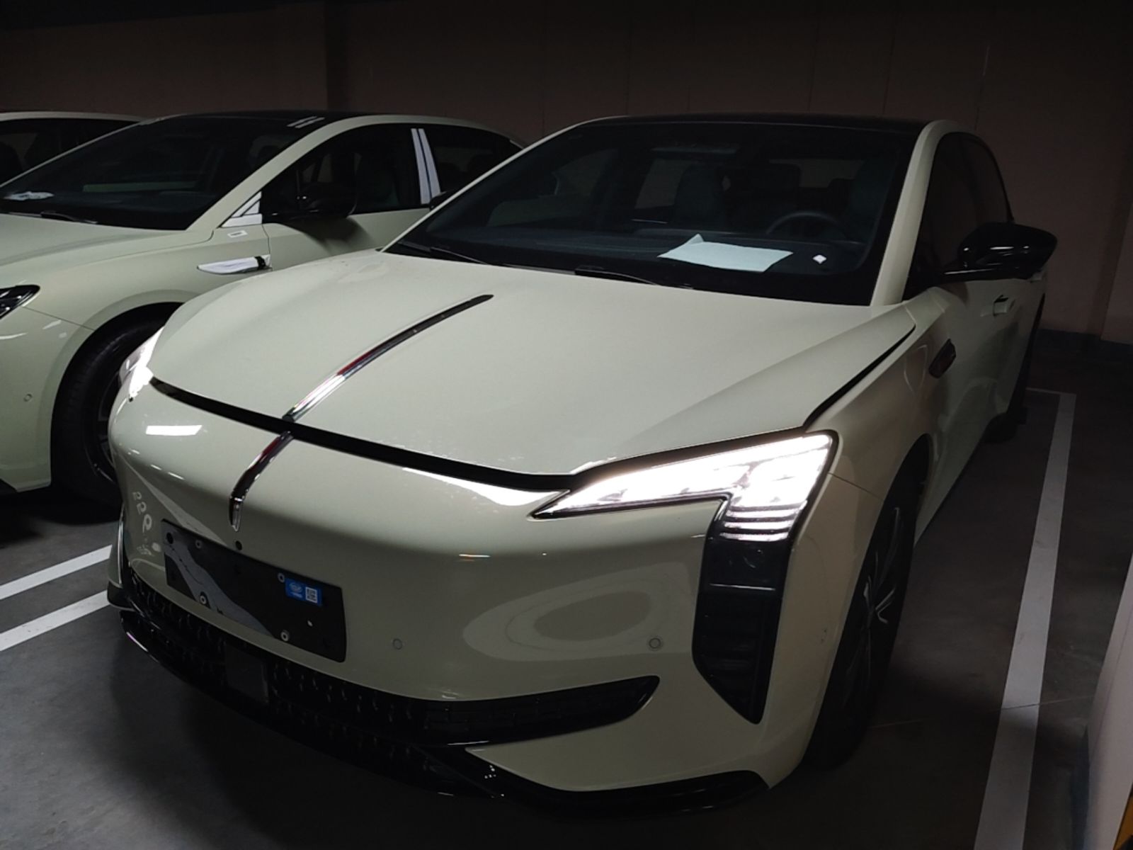 Unter der Vorderseite des Autos