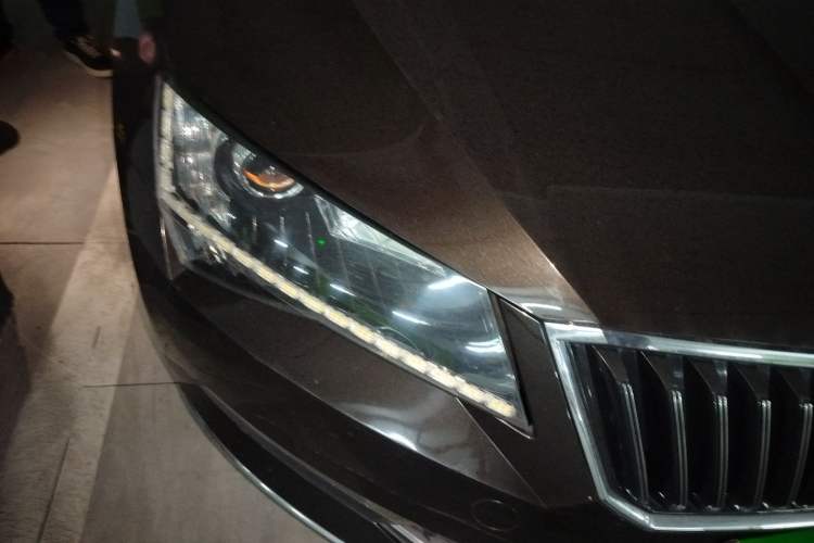 Used Skoda Superb 2016 TSI280 DSG Smart Drive Edition Right Front Headlight