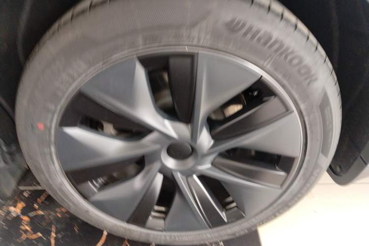 Used Tesla Model Y 2024 Long-Range All-Wheel-Drive Version
