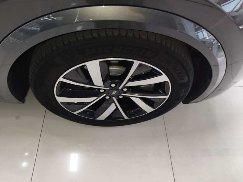 Used Li Auto L8 2023 Pro Model — 25