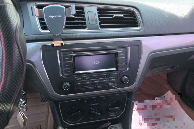 Used Volkswagen Lavida 2015 1.6L Manual Comfort Edition Audio And AC Panel