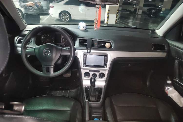 Used Volkswagen Gran Lavida 2013 1.6L Automatic Comfort Model Center Console