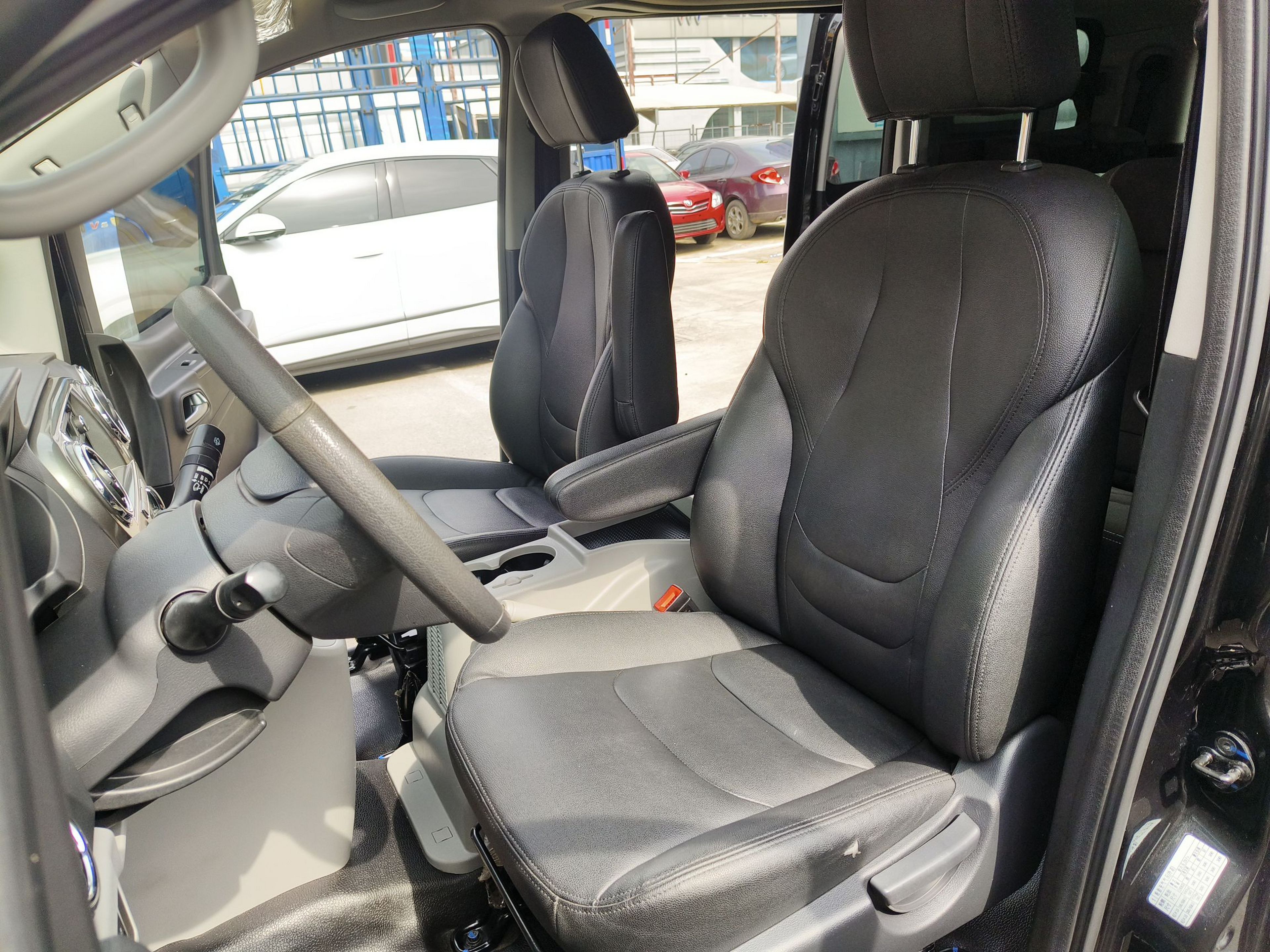 المقاعد الأمامية داخل السيارة