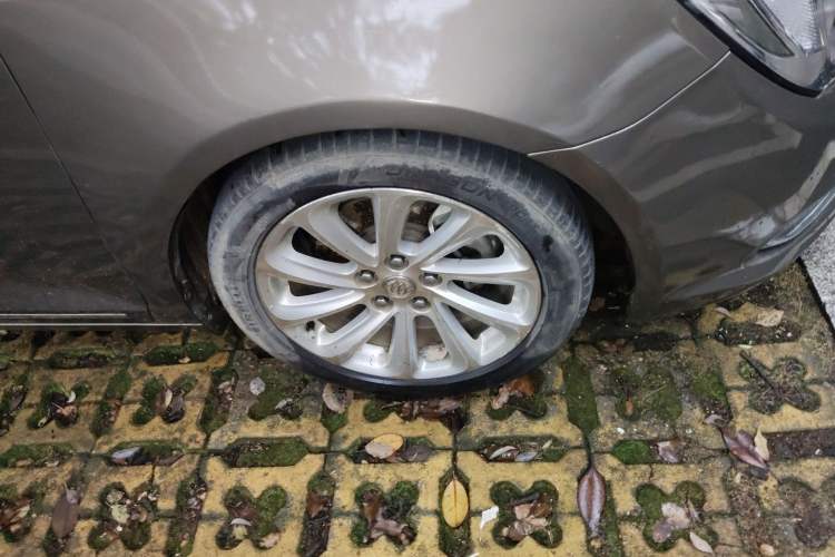 Used Buick LaCrosse 2013 2.0T SIDI Smart Luxury Flagship Edition Right Front Wheel Hub