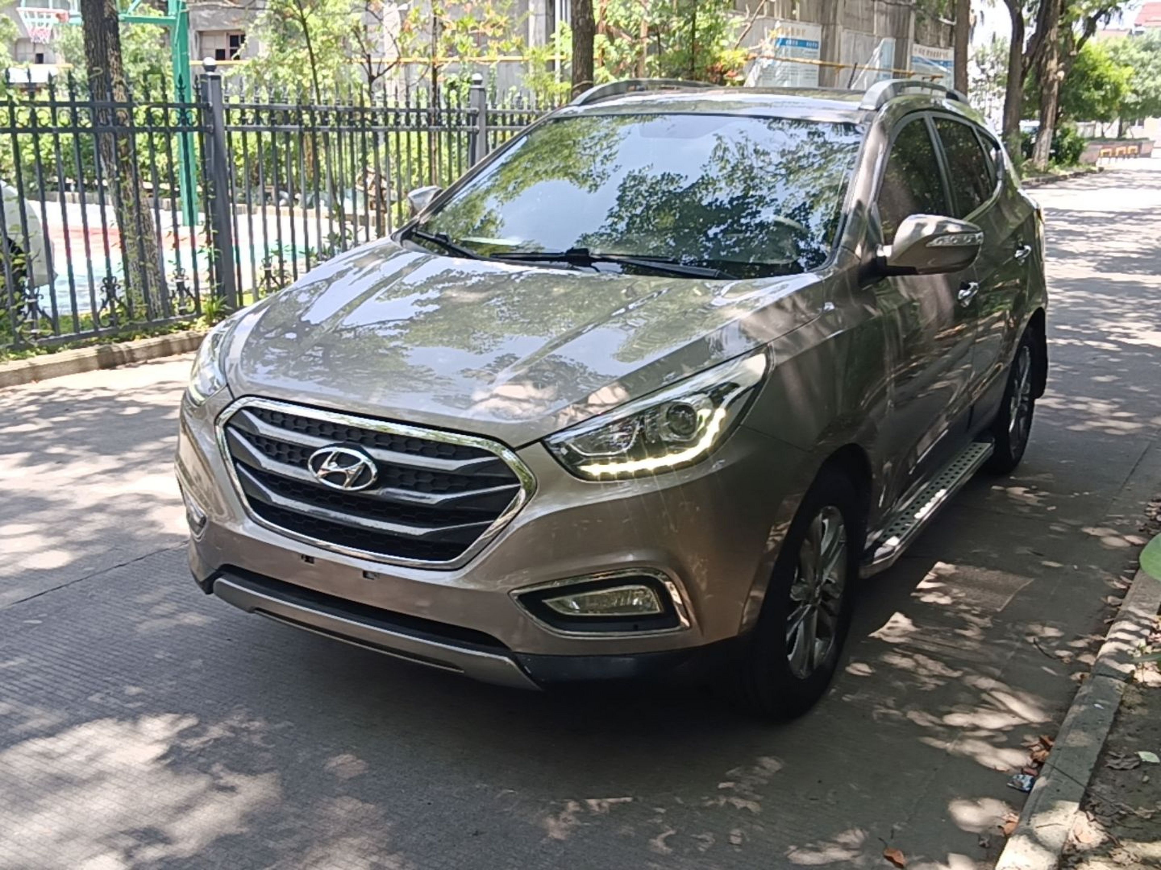 Под передней частью автомобиля