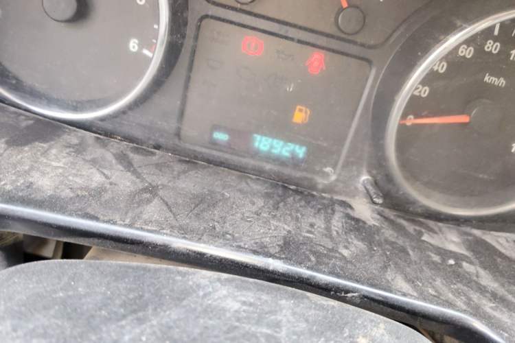 Used Isuzu Pickup 2015 2.8T Four-Wheel Drive 4JB1CT Odometer Close Up