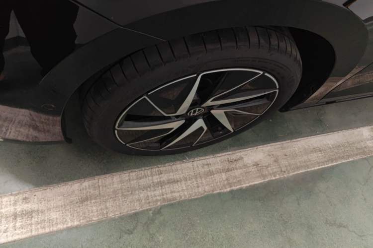 Used Volkswagen Magotan 2024 380TSI DSG Prestige Edition DaMai Package Left Front Wheel Hub