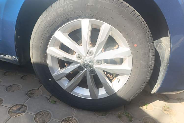 Used Volkswagen Touran 2016 Volkswagen Touran L 280TSI DSG Comfort Edition Right Front Wheel Hub