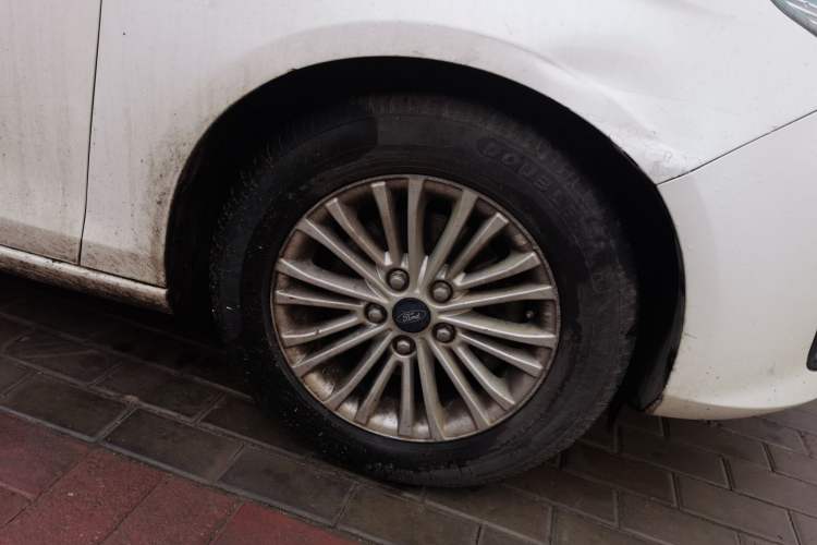 Used Ford Escort 2015 1.5L Manual Comfort Model Right Front Wheel Hub