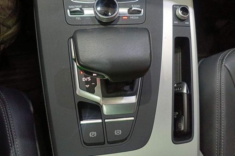 Used Audi Q5L 2018 40 TFSI Prestige Fashion Edition China VI Gear Lever