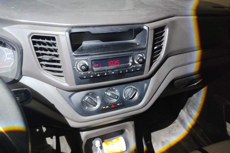 Used Wuling Hongguang V 2019 1.5L Jingqu Edition Sealed-Window Vehicle China VI LAR Audio And AC Panel