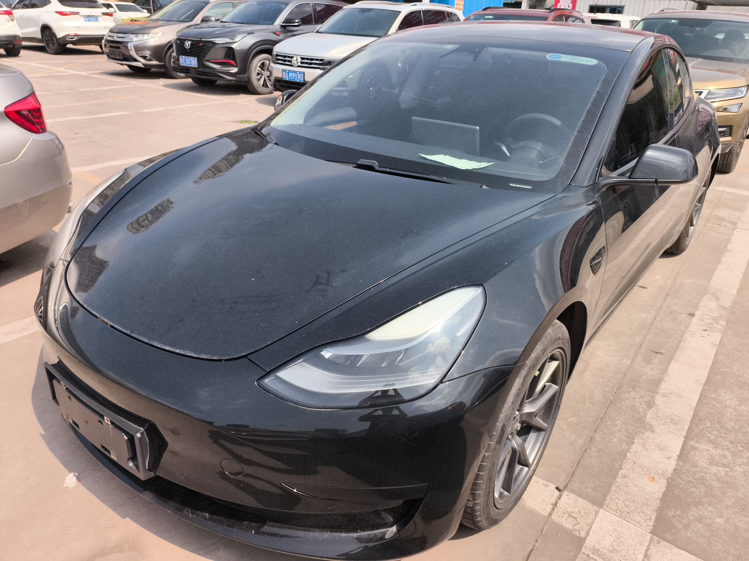 تحت مقدمة السيارة