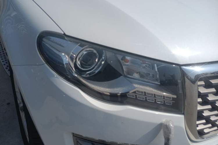 Used Haval H8 2017 2.0T Gasoline Two-Wheel Drive Enjoyment Version Right Front Headlight