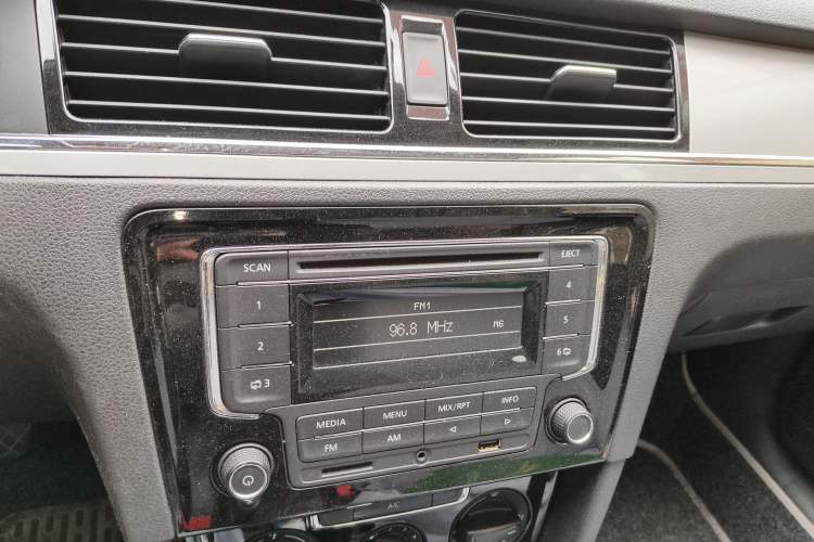 Used Volkswagen Bora 2014 1.6L Automatic Fashion Model Audio And AC Panel