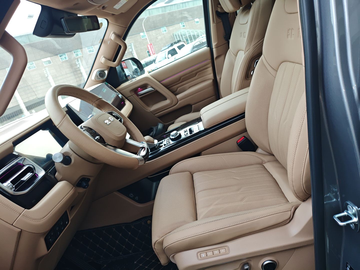 المقاعد الأمامية داخل السيارة