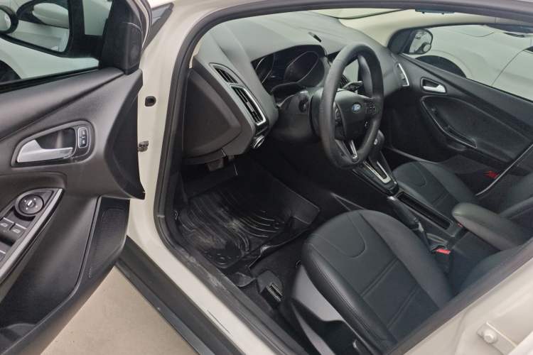 Used Ford Focus 2017 Sedan EcoBoost 125 Automatic Supreme Style SmartDrive Edition Driver Seat