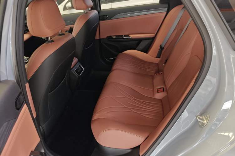 Used Geely Galaxy L6 2025 EM-i 140km Long-Range Version Left Rear Seat