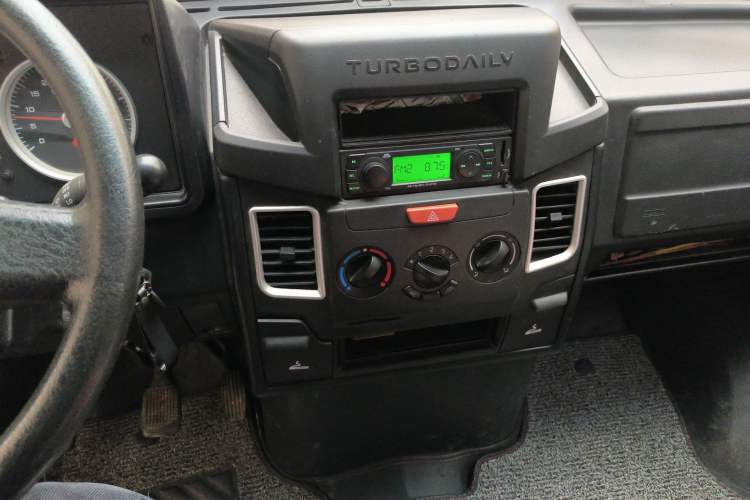 Used Iveco Daily 2021 2.5T A35 M1 Passenger Van 5-9 Seater Short Wheelbase Mid-Roof Design Dual Tires Manual Doors
