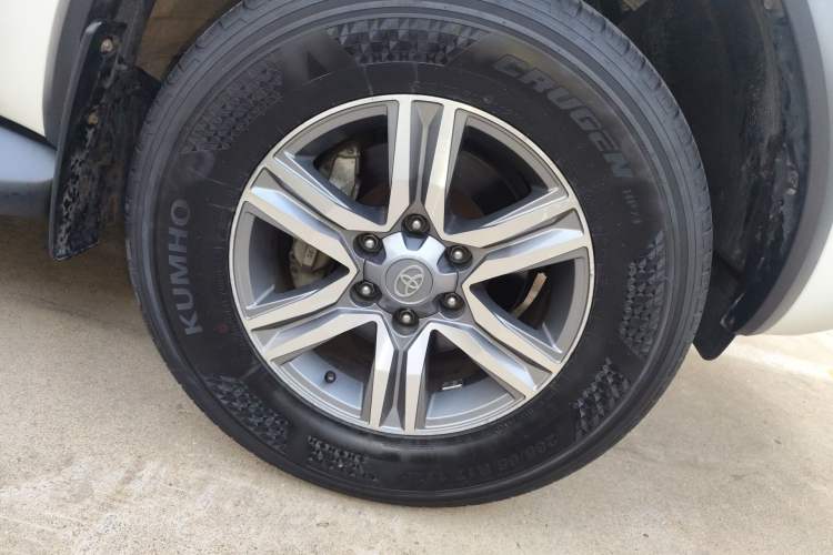 Used Toyota Fortuner  Right Front Wheel Hub