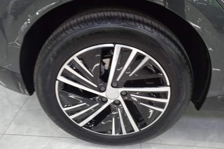 Used Lynk & Co 08 EM-P 2025 120km Long-Range Halo