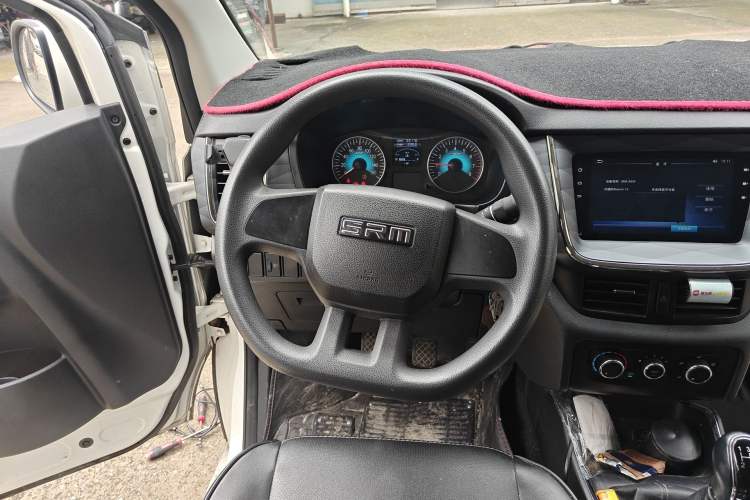 Used Jinbei Gold Hiace 2023 1.5L Passenger Vehicle Engineering Lion 5/6/7 Seater