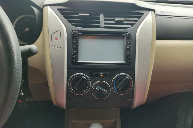 Used Venucia R50 2014 1.6L Automatic Splendid Edition
