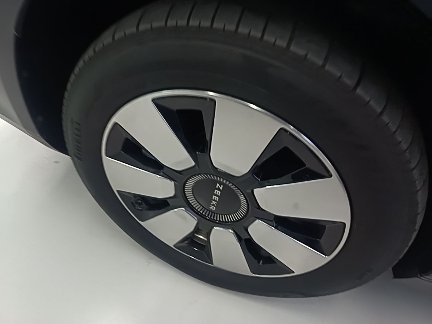 Zeekr 009 2024 7-Seater Walk-Through Version Four-Wheel Drive 108 kWh — снимка 11