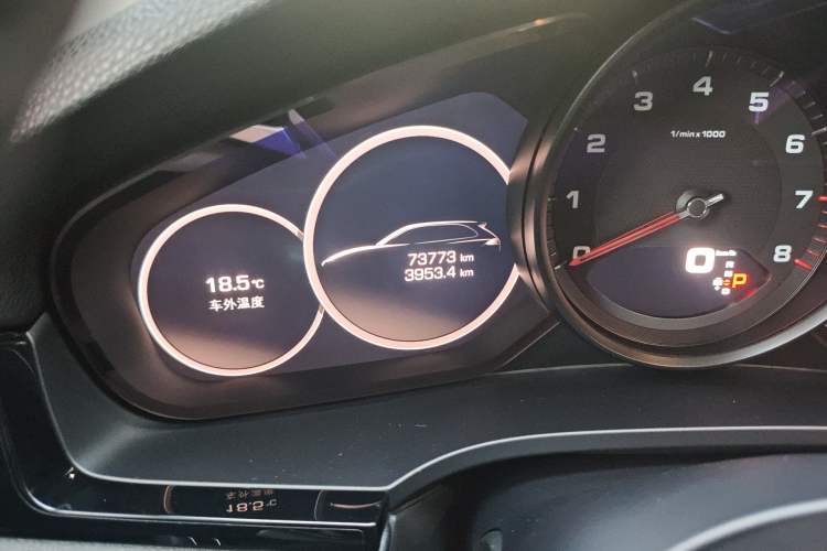 Used Porsche Cayenne 2019 Cayenne 3.0T Odometer Close Up