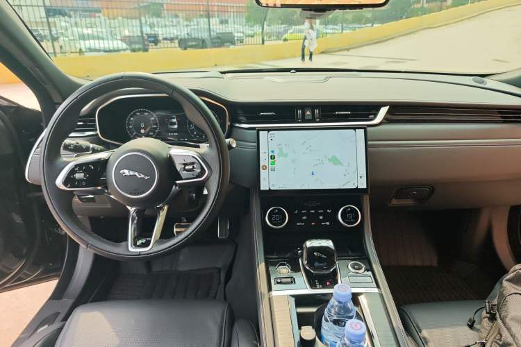 Used Jaguar XFL 2024 2.0T P300 Four-Wheel Drive Flagship Sport Gold Edition Center Console