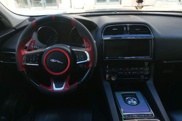 Used Jaguar F-PACE 2018 2.0T Four-Wheel Drive Urban Luxury Edition Steering Wheel