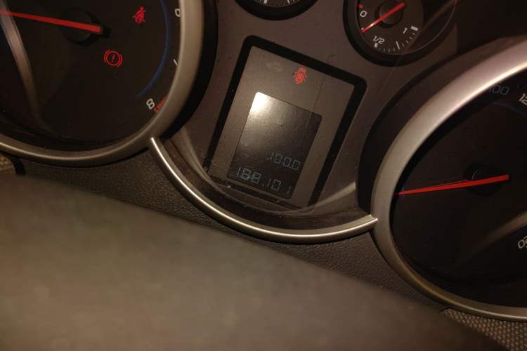 Used Chevrolet Cruze 2013 1.8L SE AT Odometer Close Up