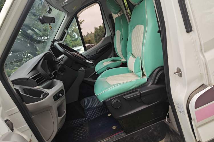 Used SAIC MAXUS Xintu V90 2022 2.0T Automatic Zhiyun King Rear-Drive Long Wheelbase High-Roof Design with Single Rear Tire—6/7 Seater
