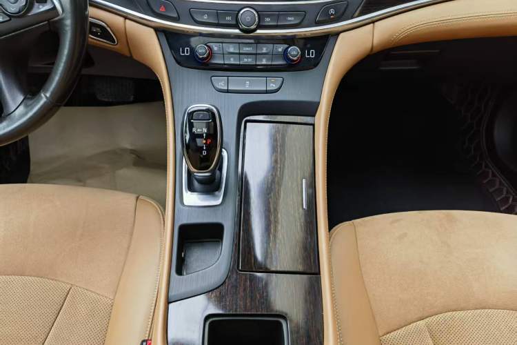 Used Buick LaCrosse 2018 28T Elite Edition Gear Lever