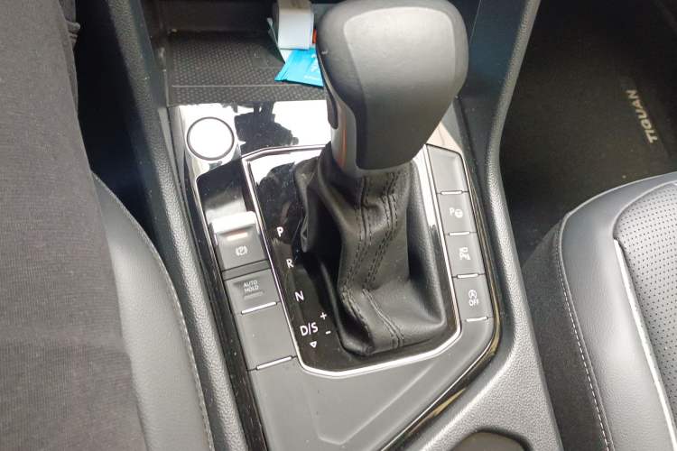 Used Volkswagen Tiguan L 2023 Restyled 330TSI Automatic Two-Wheel Drive R-Line Enhanced Comfort Version Gear Lever