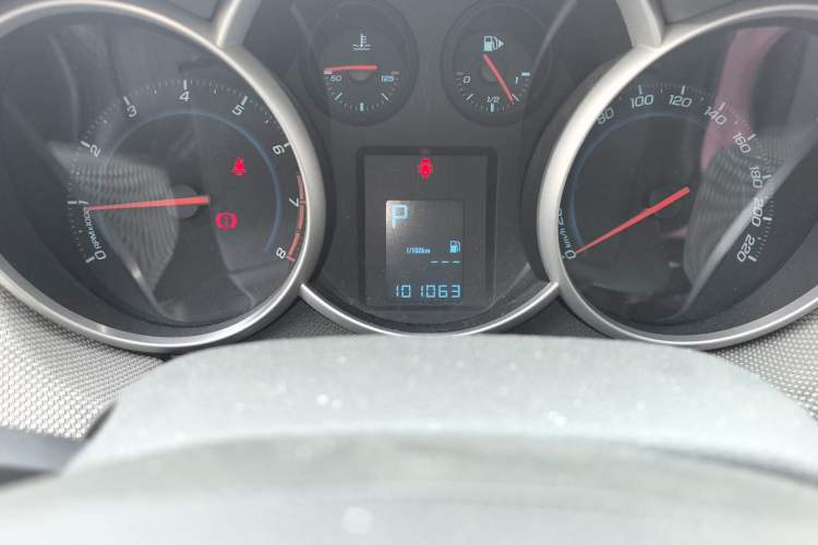 Used Chevrolet Cruze 2013 1.8L SE AT Odometer Close Up