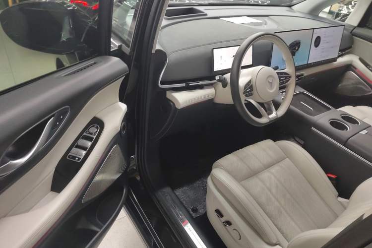 Used VOYAH Dream 2025 EV Four-Wheel Drive Flagship Kunpeng Edition
