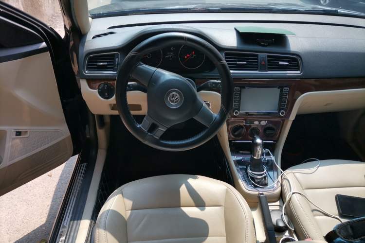 Used Volkswagen Lavida 2014 1.6L Automatic Sport Edition Steering Wheel