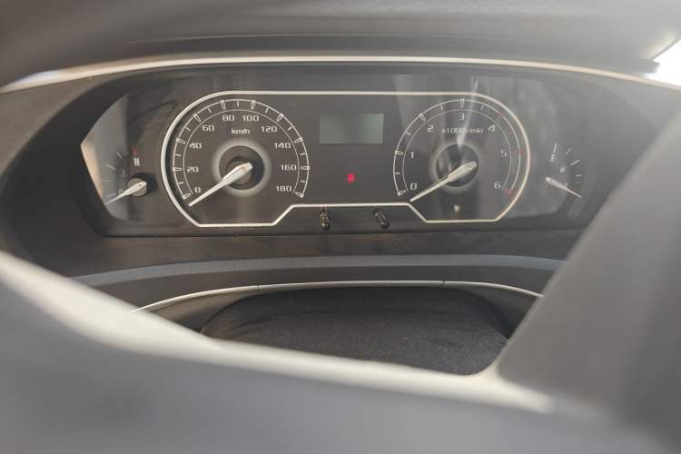 Used SAIC MAXUS Xintu V80 2024 City Distribution King PLUS Value Edition 6MT Short Wheelbase Ultra-Low Roof 147 Ps 3 Seats
