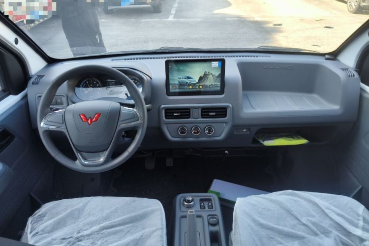 Used Wuling Yangguang 2024 300KM Comfort Version Passenger Van 75kW