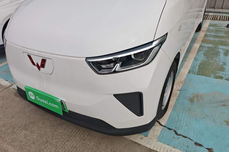 Used Wuling Yangguang 2024 300km Comfort-Grade Passenger Van 60kW