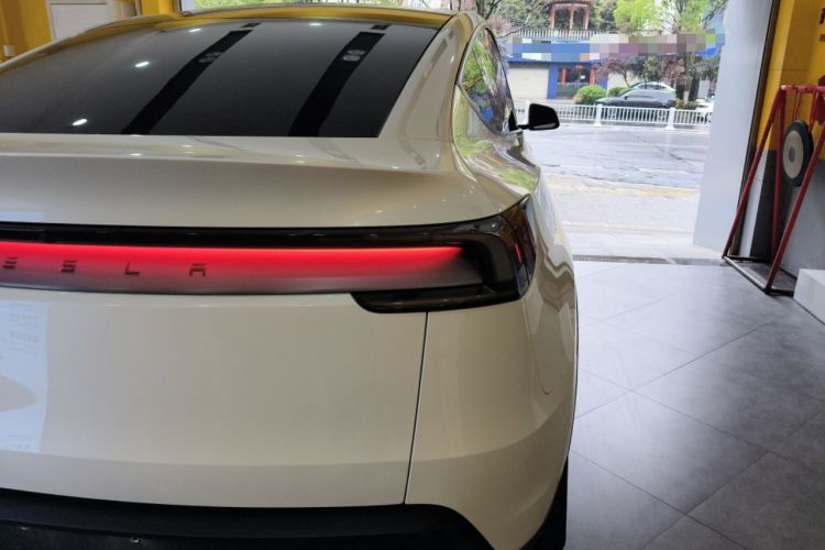 Used Tesla Model Y 2025 Rear-Wheel-Drive Version
