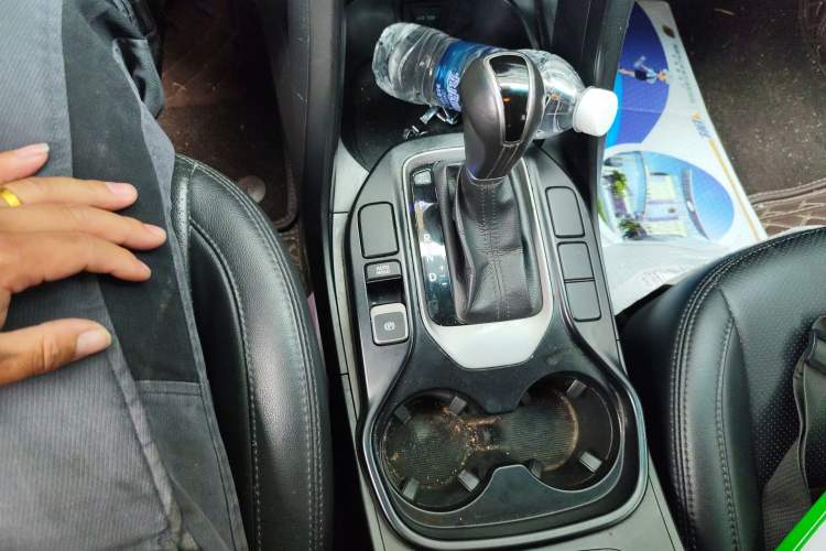 Used Hyundai Santa Fe 2013 2.4L Automatic Two-Wheel Drive Smart Version Gear Lever