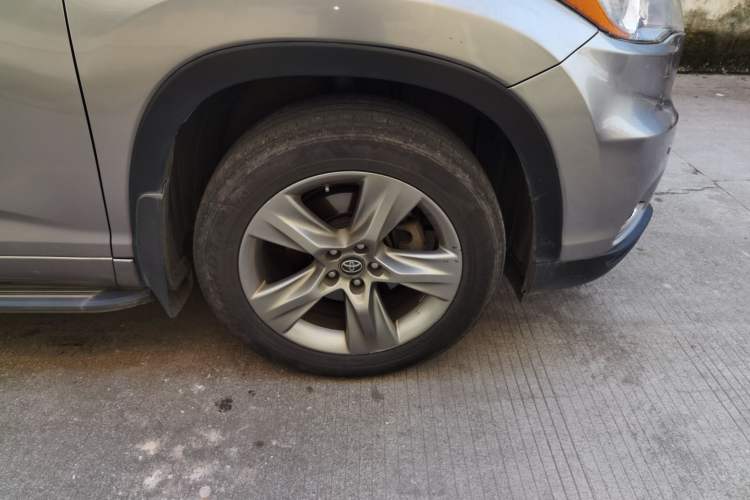 Used Toyota Highlander 2017 2.0T Four-Wheel Drive Luxury Edition 7 Seats Right Front Wheel Hub