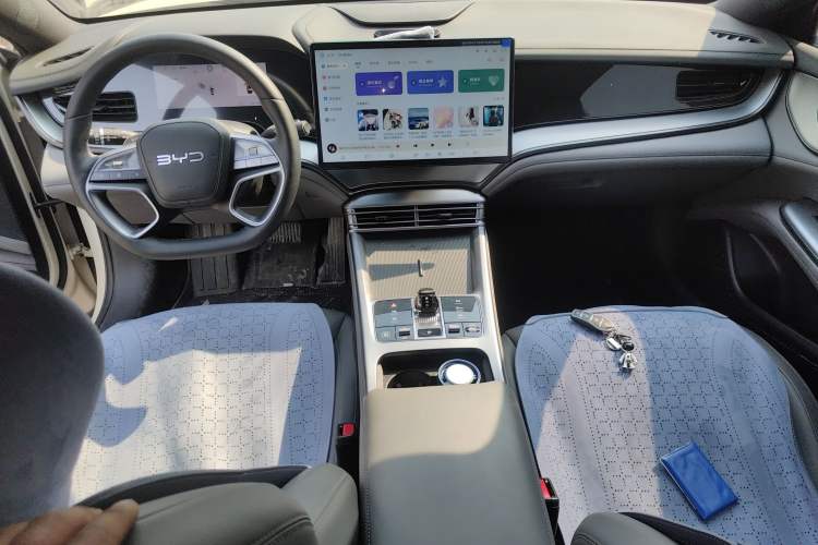 Used BYD Seal 07 DM-i 2025 Intelligent Driving Version DM-i 1.5L 125km Elite Edition Center Console