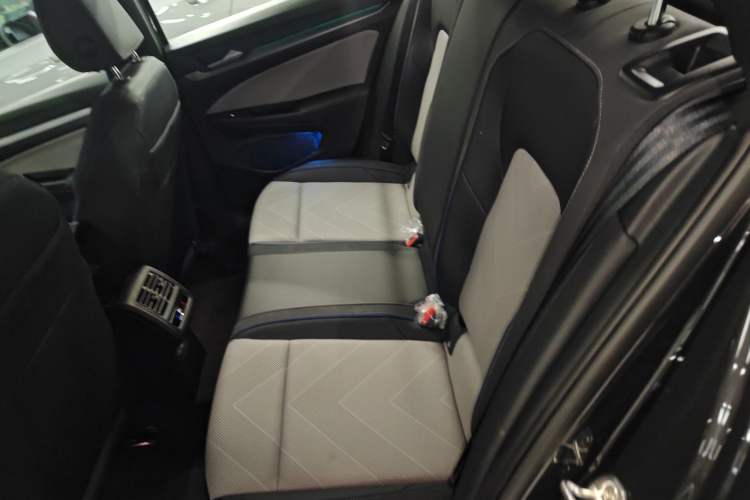 Used Volkswagen Golf 2025 Facelift 300TSI R-Line Left Rear Seat